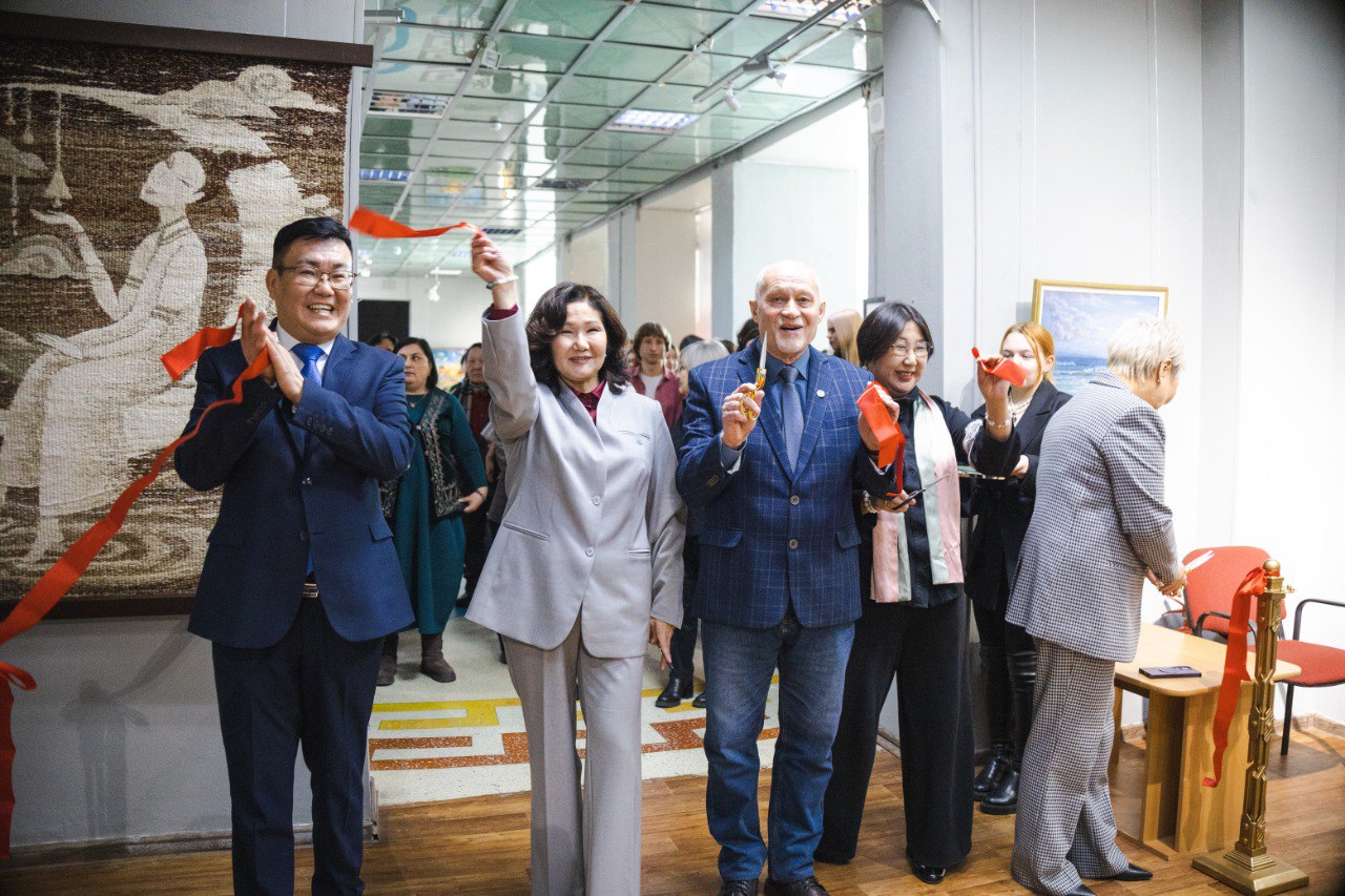 В Улан-Удэ открылась юбилейная выставка Колледжа искусств