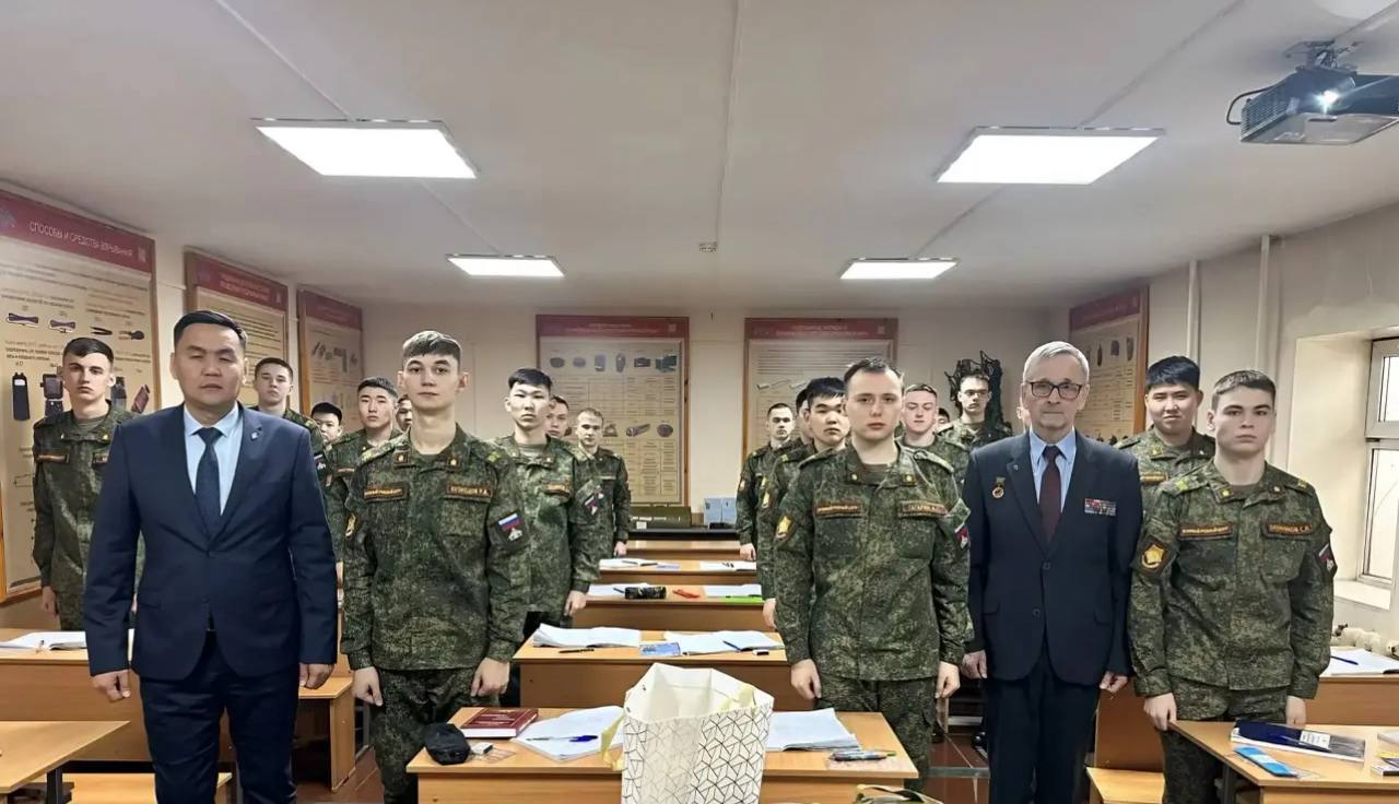 Сотрудники и ветераны транспортной полиции Прибайкалья посетили Военный учебный центр при Восточно-Сибирском государственном университете технологий и управления в г. Улан-Удэ