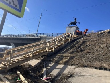 Новые лестницы на мосту «Бегущая лань» устанавливают в Улан-Удэ