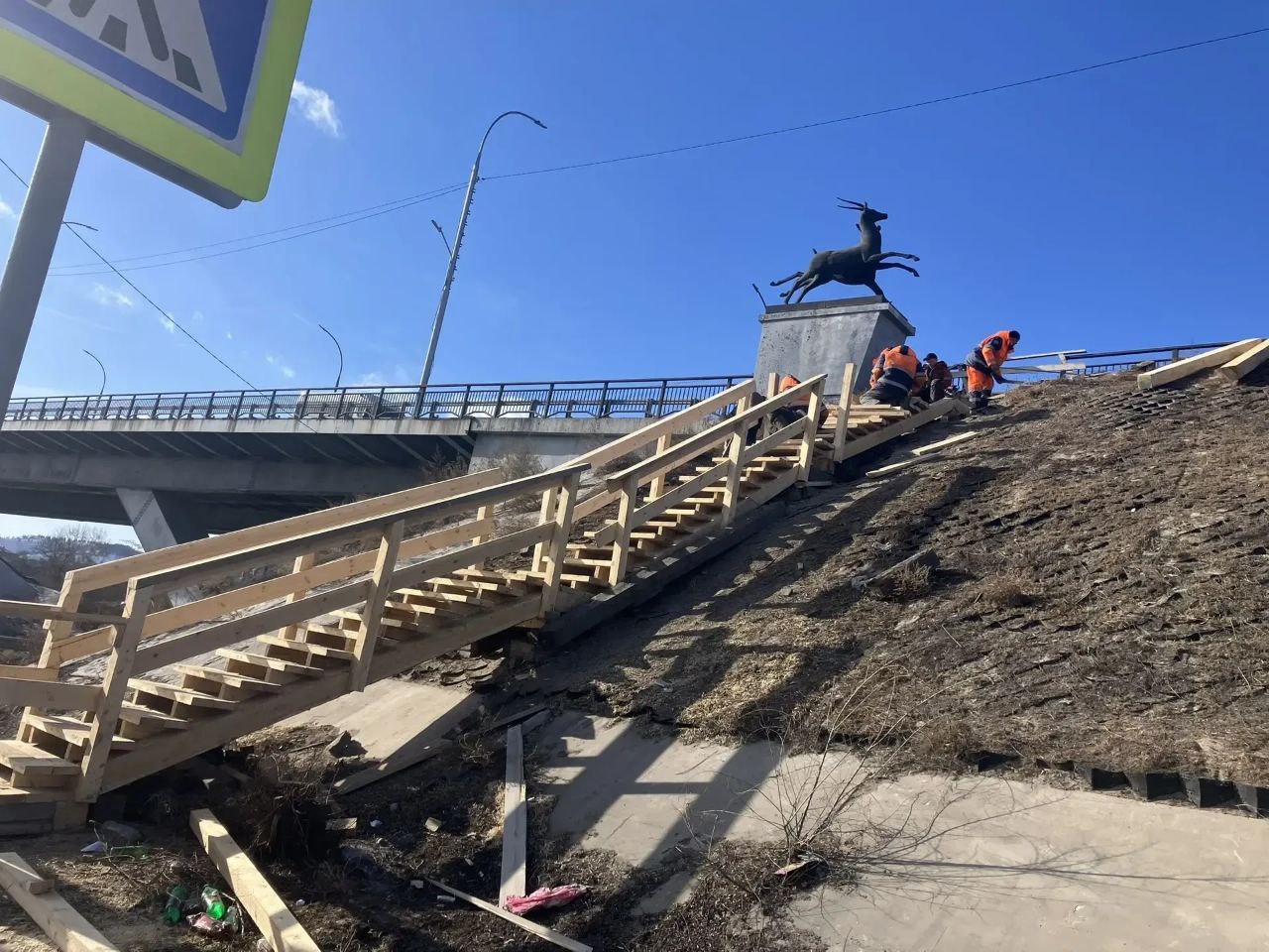 Новые лестницы на мосту «Бегущая лань» устанавливают в Улан-Удэ