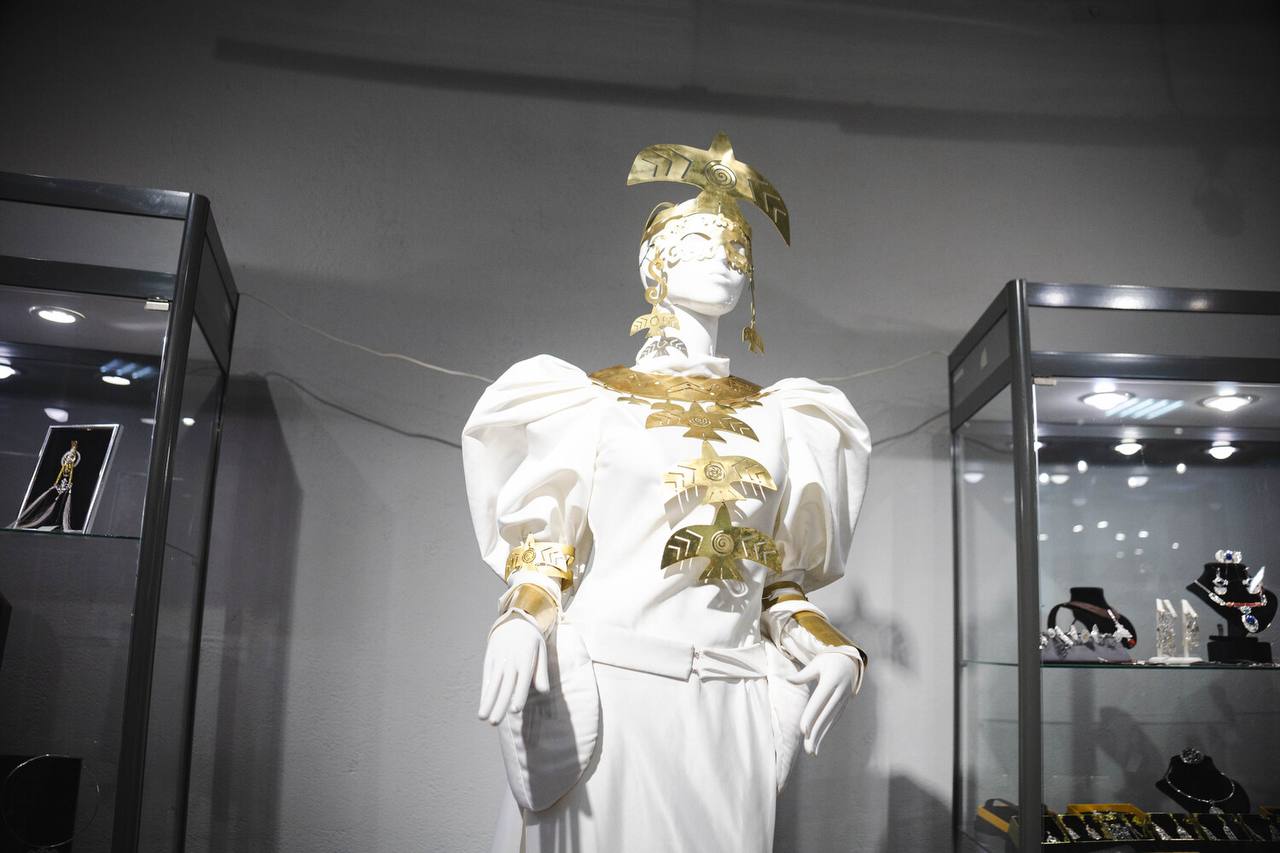 В Улан-Удэ открылась выставка-продажа ювелирных изделий "Свет моего рода" В Улан-Удэ открылась выставка-продажа ювелирных изделий "Свет моего рода"