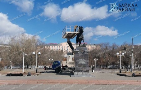 Памятники в Улан-Удэ приводят в порядок после зимы