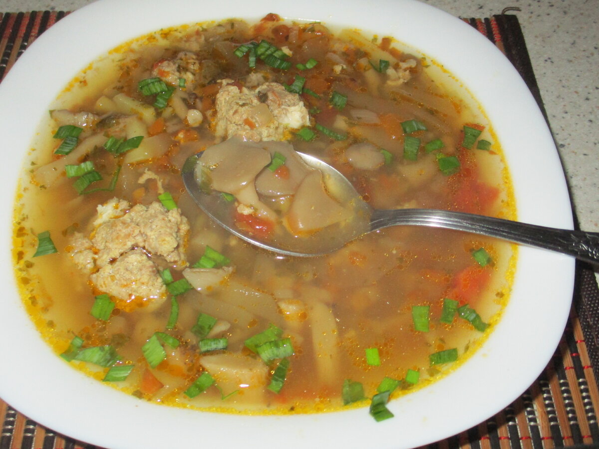 Питательный грибной суп с фрикадельками для семейного ужина