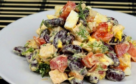 Простой и вкусный салат для новогоднего стола: как удивить гостей без особых затрат