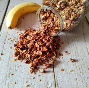 Вкусное лакомство: запечённая шоколадная гранола с бананом
