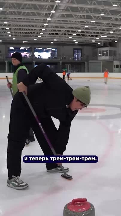 Встаём на носочки, переносим вес тела на щётку и трём!