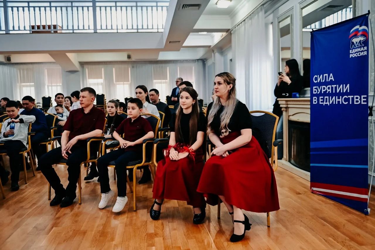 Алексей Цыденов: Сегодня вручили жилищные сертификаты молодым семьям Бурятии Алексей Цыденов: Сегодня вручили жилищные сертификаты молодым семьям Бурятии