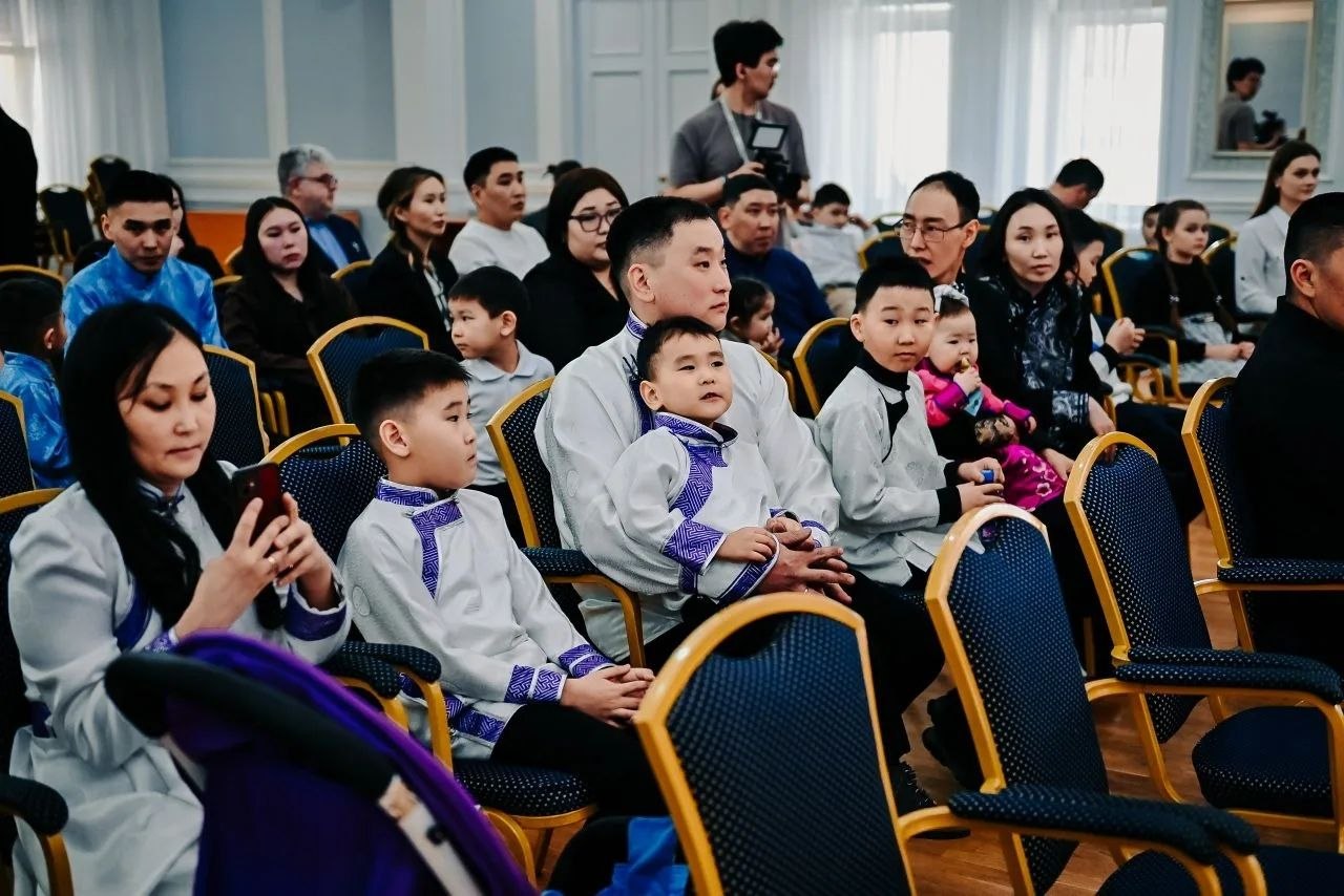 Алексей Цыденов: Сегодня вручили жилищные сертификаты молодым семьям Бурятии Алексей Цыденов: Сегодня вручили жилищные сертификаты молодым семьям Бурятии