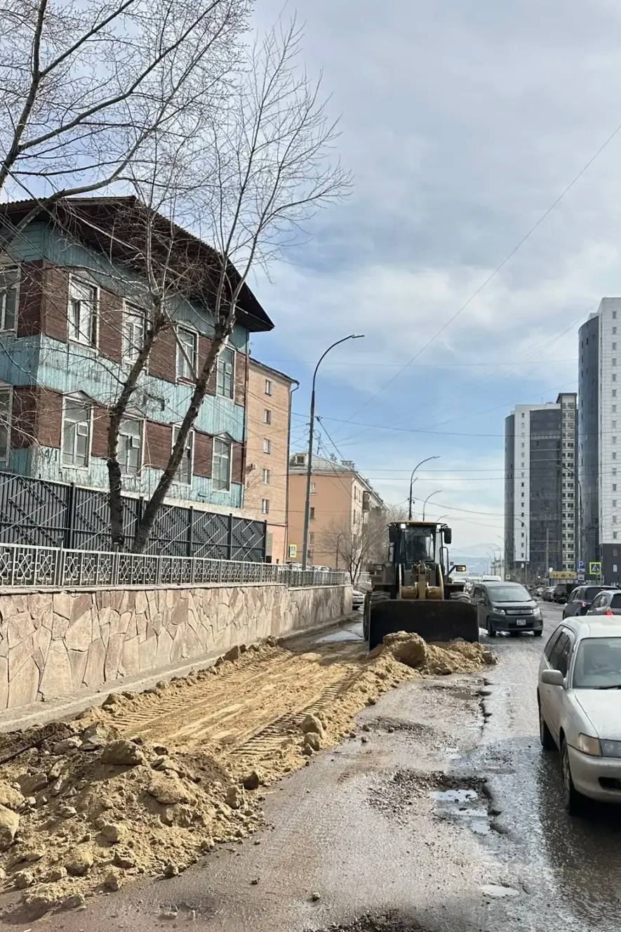 Сегодня грейдируют дорогу по улице Смолина Сегодня грейдируют дорогу по улице Смолина