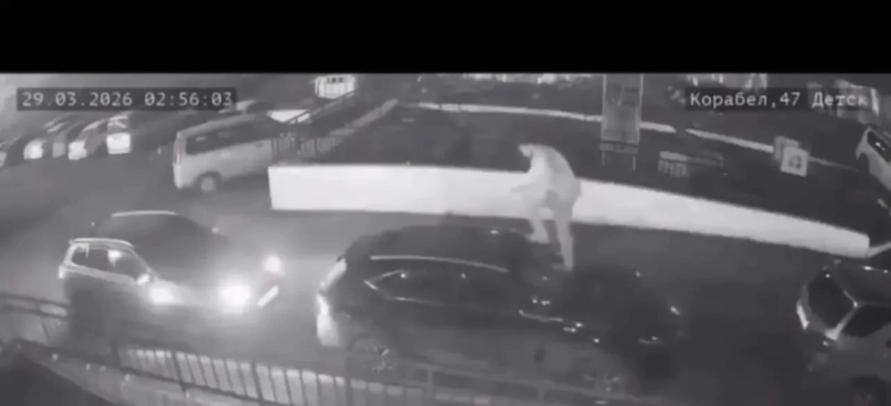 Сотрудники полиции задержали 25-летнего мужчину, который сегодня ночью на улице Коробельной повредил несколько припаркованных автомобилей и элементы благоустройства