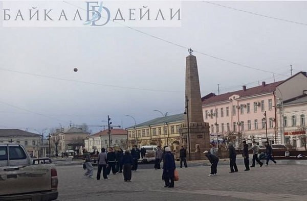 Улан-удэнцы поддержали играющих у Гостиных рядов подростков