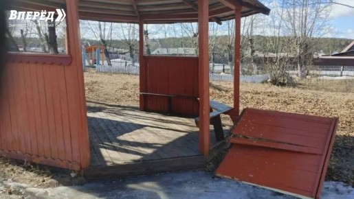 Неизвестные разгромили парк и памятник воинам ВОВ в селе Бурятии