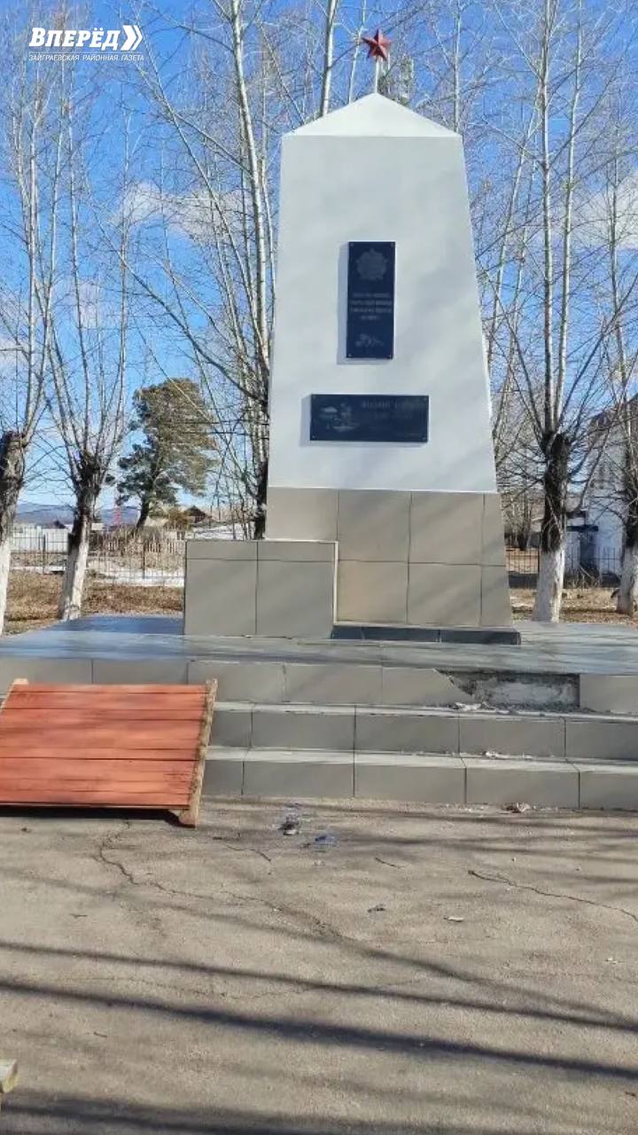 Неизвестные разгромили парк и памятник воинам ВОВ в селе Бурятии Неизвестные разгромили парк и памятник воинам ВОВ в селе Бурятии