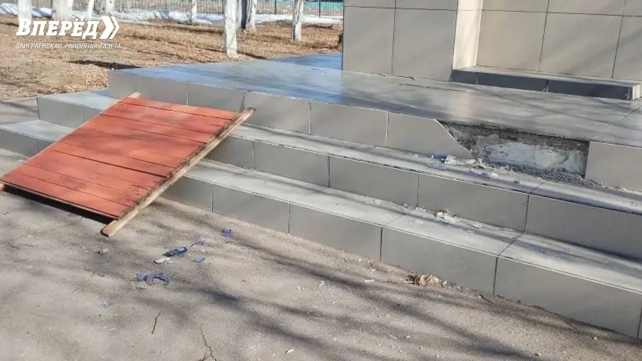 Неизвестные разгромили парк и памятник воинам ВОВ в селе Бурятии Неизвестные разгромили парк и памятник воинам ВОВ в селе Бурятии