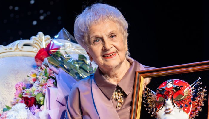 Актриса театра несколько раз поцеловала "Золотую маску"