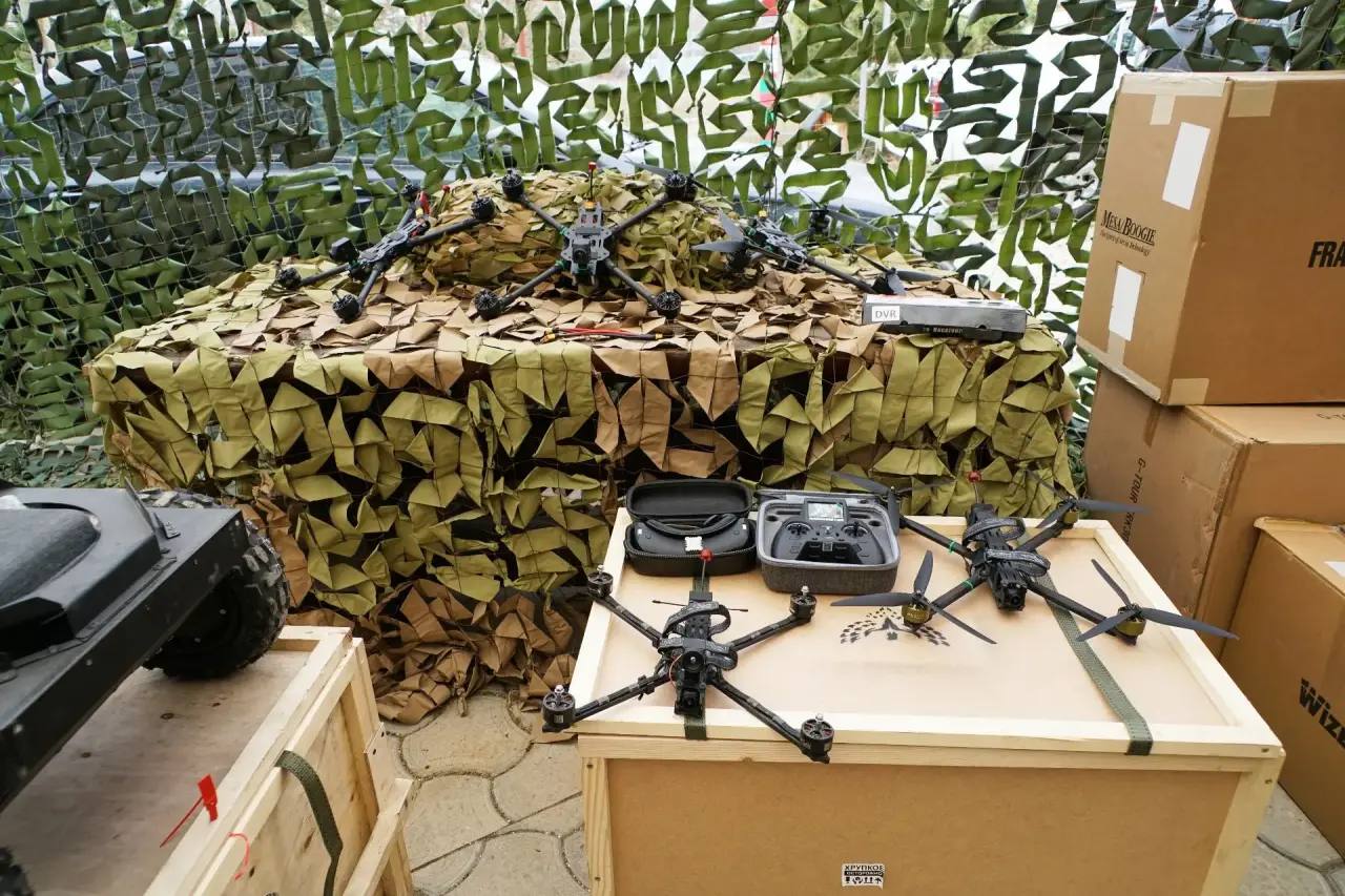 Бойцам в зоне СВО передали технику, произведенную на Дальнем Востоке Бойцам в зоне СВО передали технику, произведенную на Дальнем Востоке