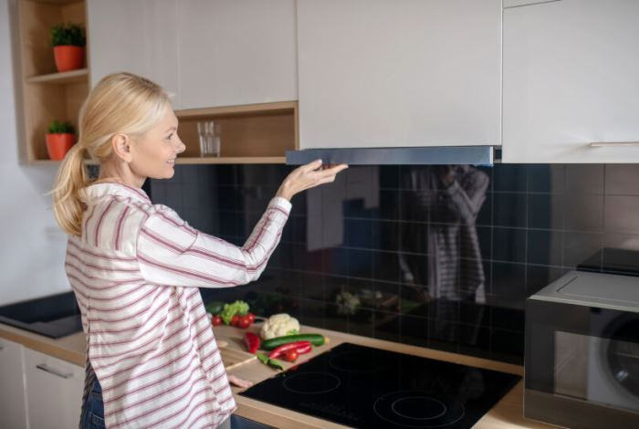 Почему чистка вытяжки на кухне важна для здоровья
