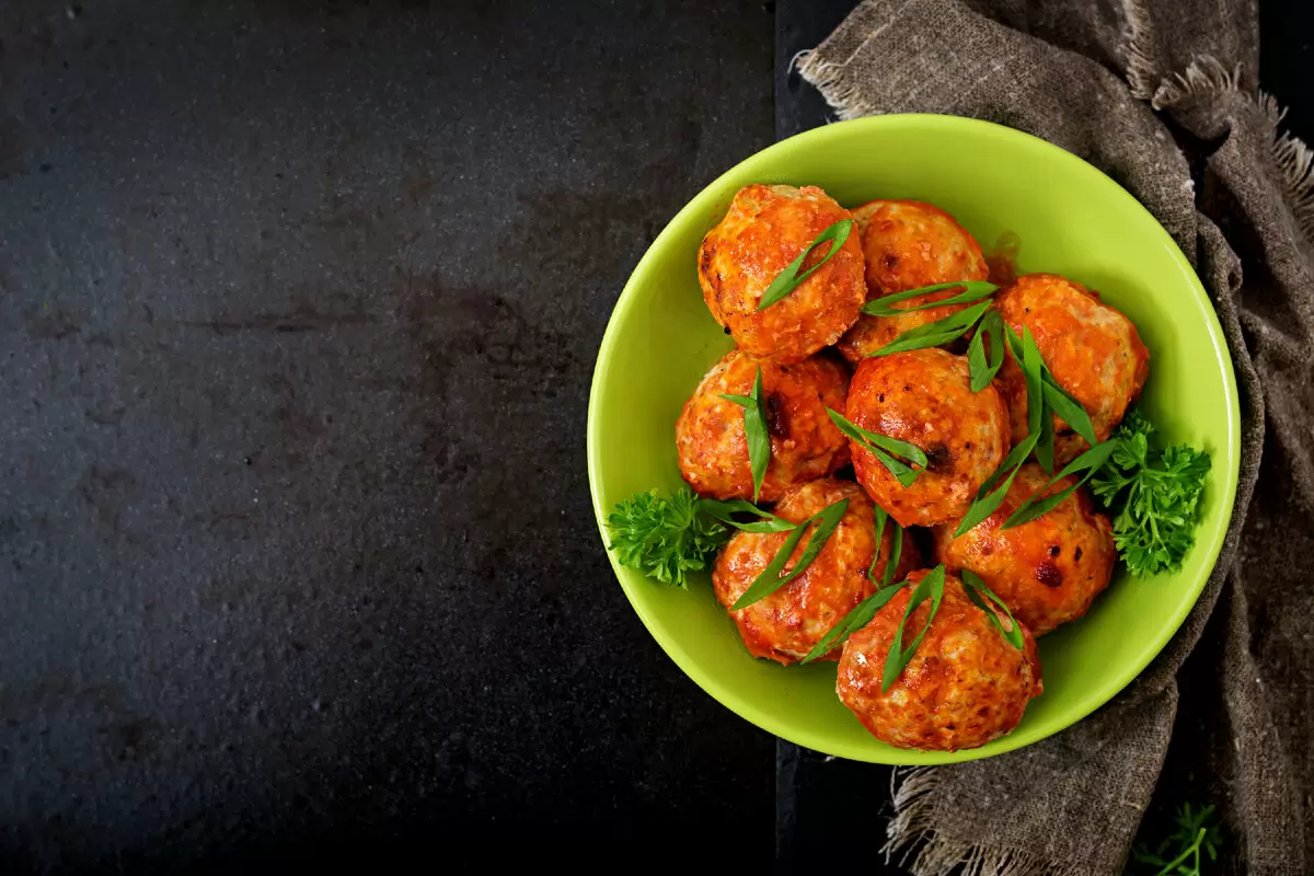 Фрикадельки в томатном соусе: классика семейного стола