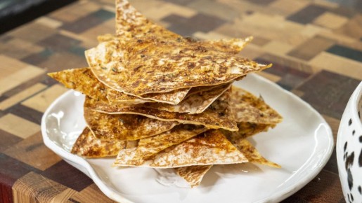 Вкус настоящего кино: начос с сырным соусом и хрустящими чипсами