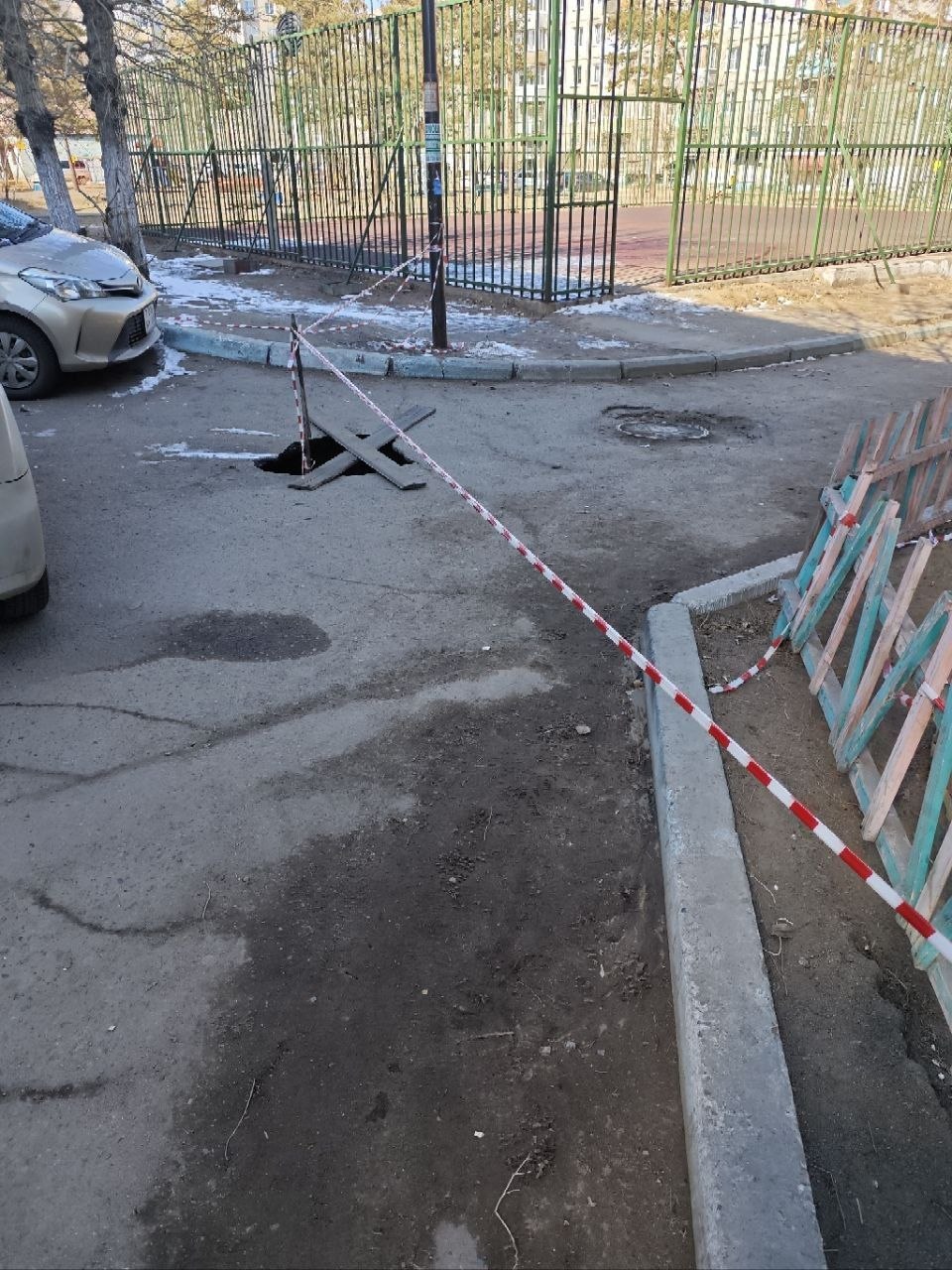 #атвпишут Здравствуйте. Во дворе Краснофлотская 10 провалился асфальт #атвпишут Здравствуйте. Во дворе Краснофлотская 10 провалился асфальт