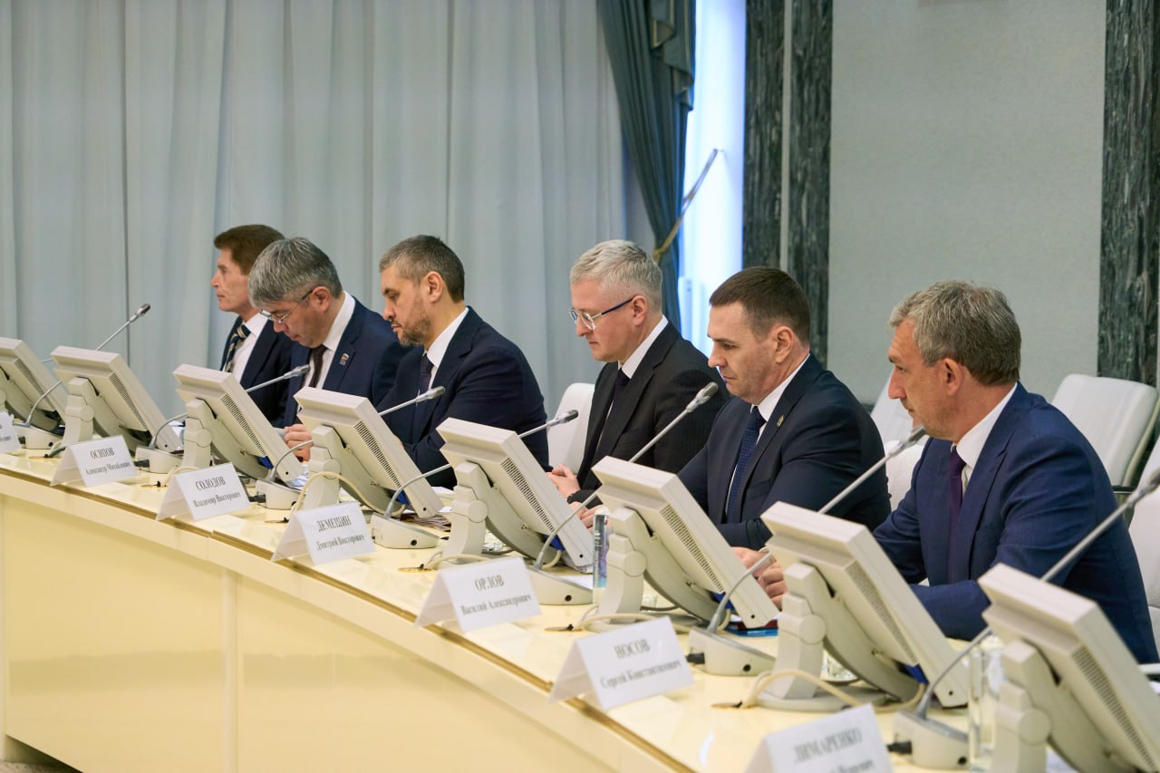 Алексей Цыденов: Сегодня под руководством Юрия Петровича Трутнева вместе с коллегами из регионов ДФО работали на заседании Совета Дальневосточного федерального округа Алексей Цыденов: Сегодня под руководством Юрия Петровича Трутнева вместе с коллегами из регионов ДФО работали на заседании Совета Дальневосточного федерального округа