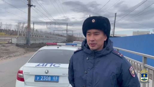 Сотрудники ГИБДД устанавливают обстоятельства ДТП с участием ребёнка