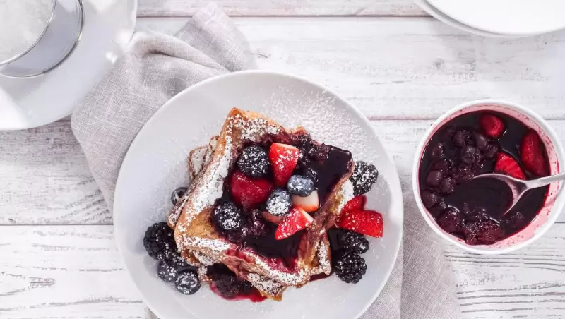 Вкусные французские тосты с ягодным соусом для всей семьи