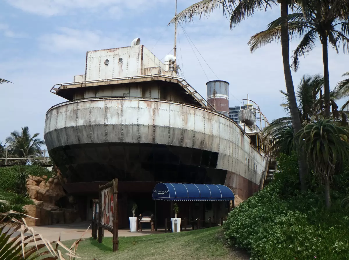 Ресторан Cargo Hold: уникальный ужин среди акул в Дурбане