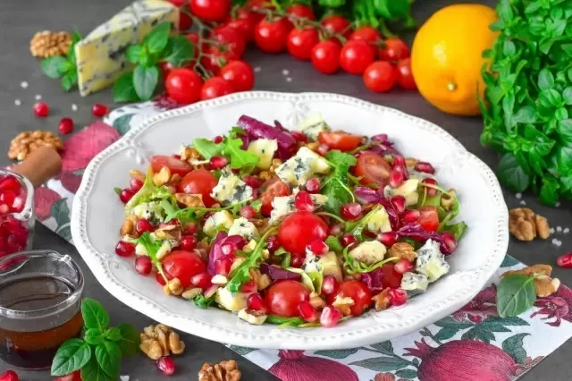 Яркий салат с гранатом и сыром