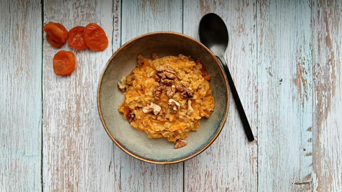 Яркая и полезная оранжевая овсянка с морковью и курагой