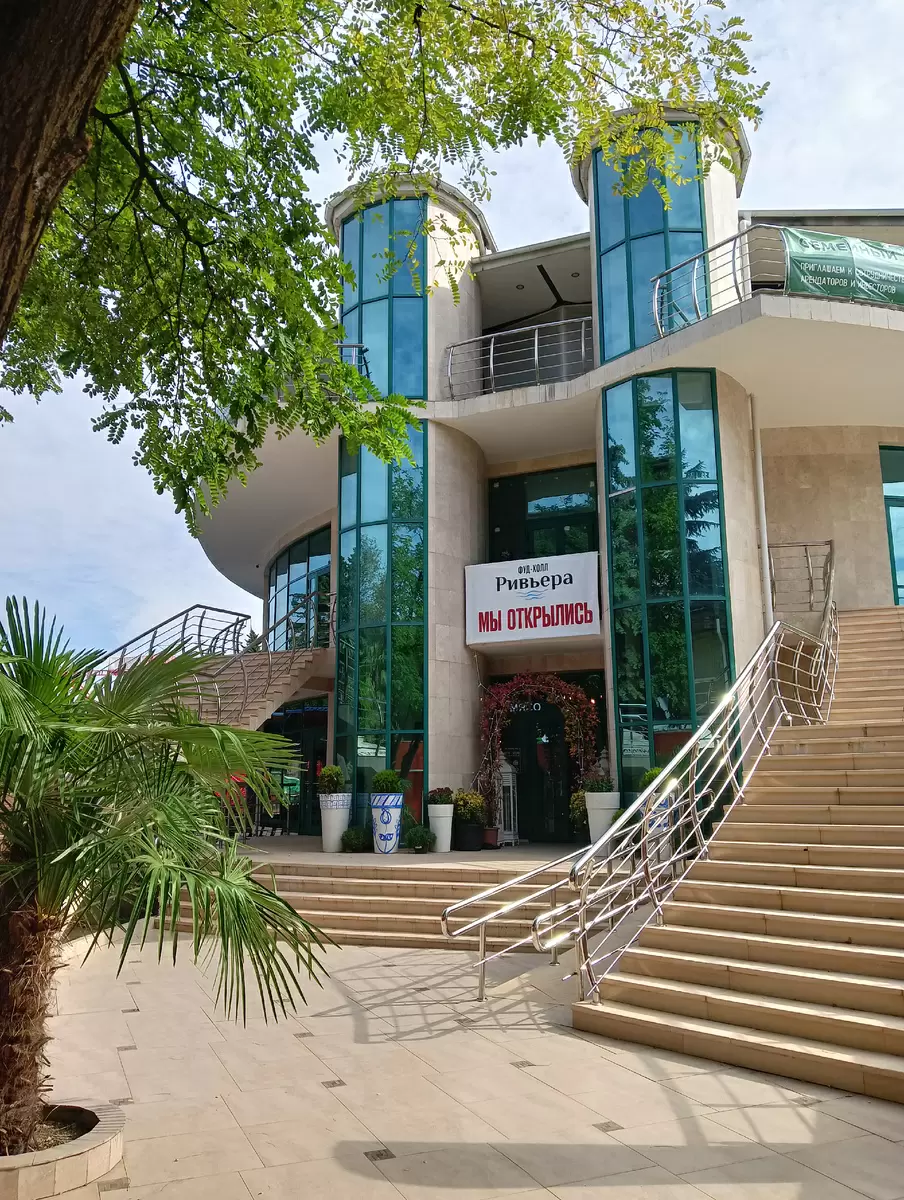 Фудхолл в парке «Ривьера»: атмосферные гастрономические открытия на любой вкус