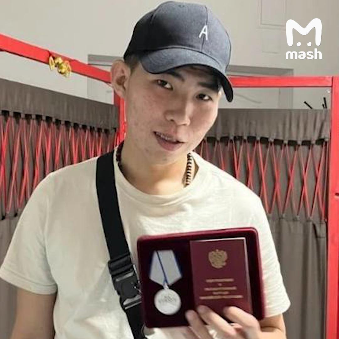 Боец СВО из Бурятии стал мастером по ноготочкам после ранения на фронте — теперь делает девочкам на руках красивое, расписывает рисунками и творит искусство Боец СВО из Бурятии стал мастером по ноготочкам после ранения на фронте — теперь делает девочкам на руках красивое, расписывает рисунками и творит искусство