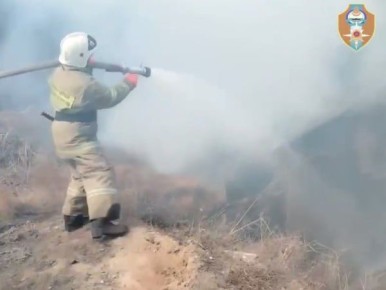 В Бурятии полыхал двухэтажный жилой дом