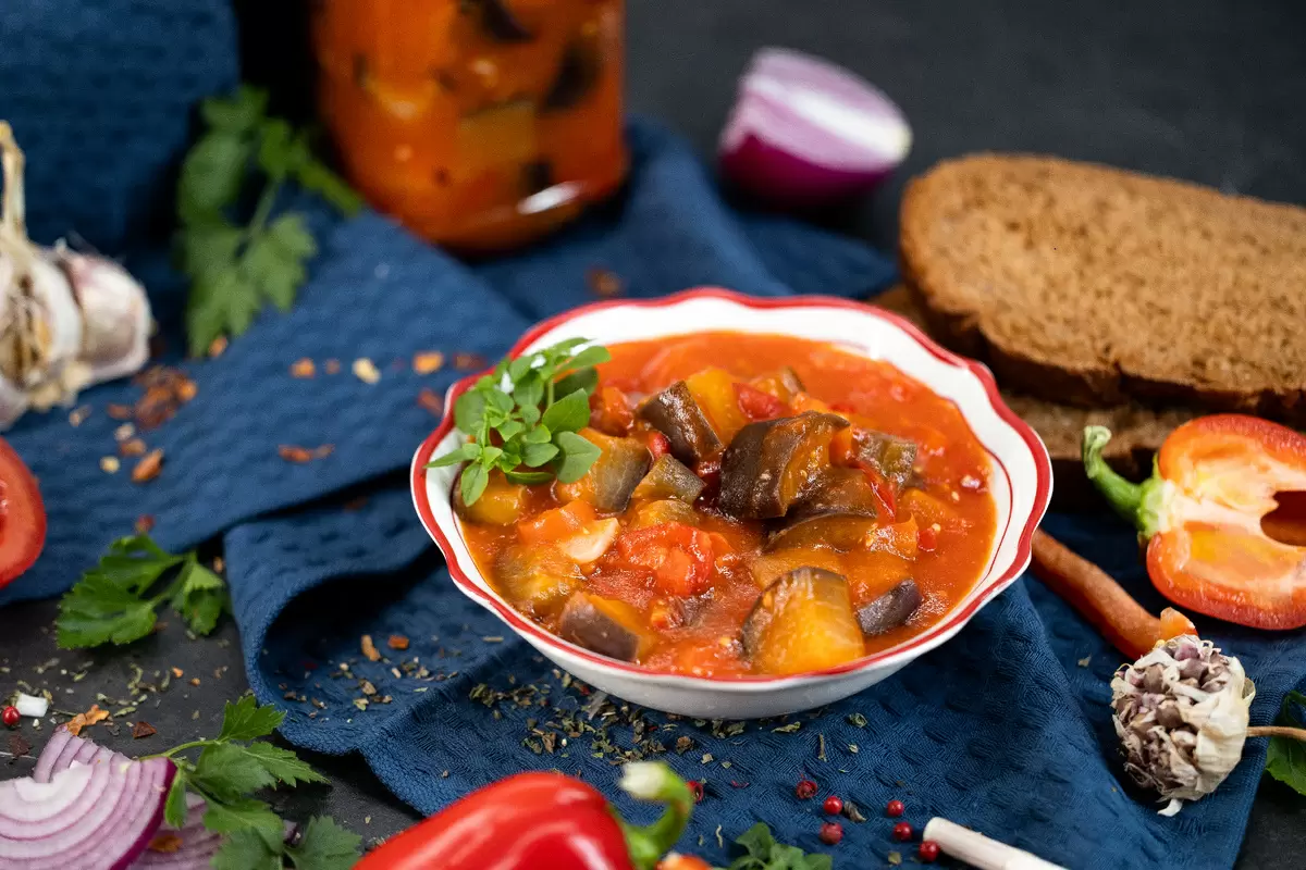 Пряные баклажаны в томате дарят уют зимним вечерам