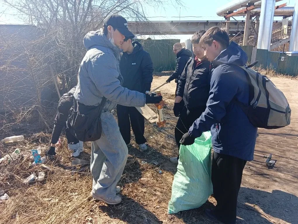 Студенты и горожане поддержали месячник чистоты в Улан-Удэ Студенты и горожане поддержали месячник чистоты в Улан-Удэ