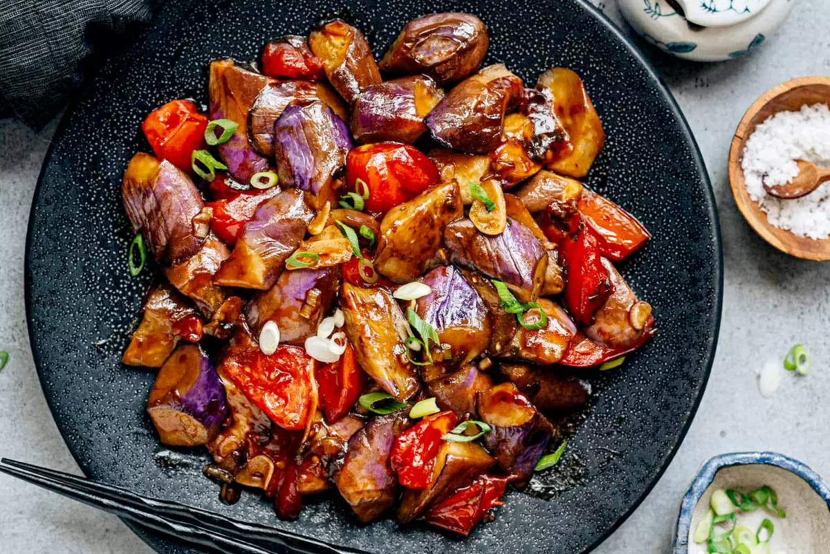 Китайские баклажаны с помидорами: нежное сочетание вкусов для легкого ужина
