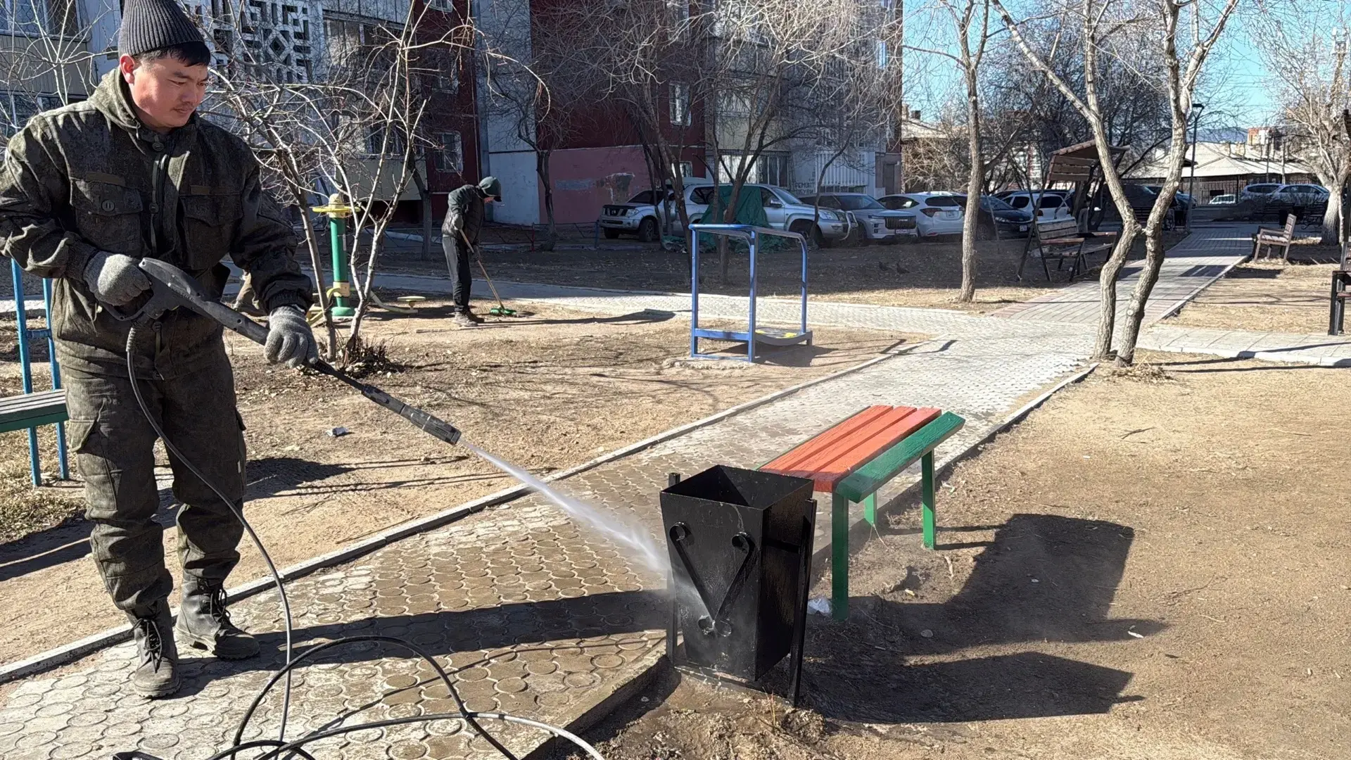 Студенты и горожане поддержали месячник чистоты в Улан-Удэ Студенты и горожане поддержали месячник чистоты в Улан-Удэ