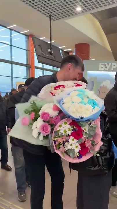 Сегодня утром в аэропорту Улан-Удэ торжественно встретили победительницу Кубка мира по самбо