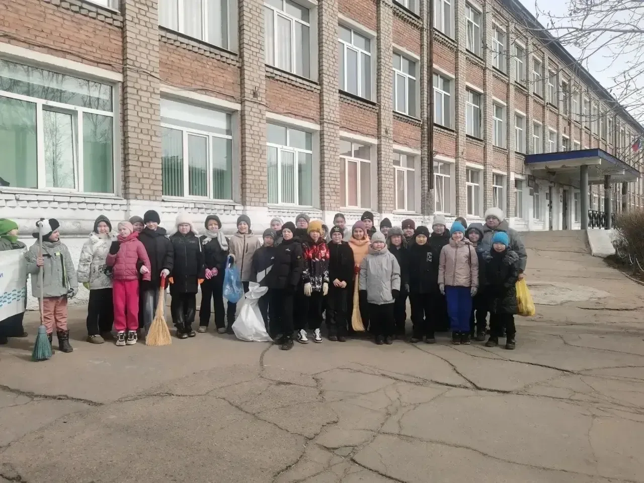 Студенты и горожане поддержали месячник чистоты в Улан-Удэ Студенты и горожане поддержали месячник чистоты в Улан-Удэ