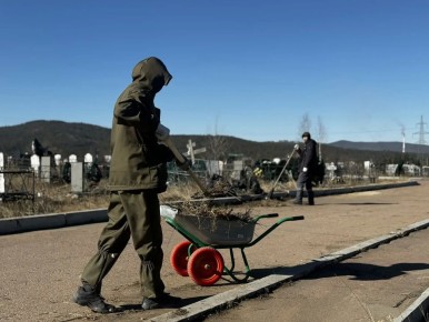 В Улан-Удэ приводят в порядок кладбища к Радонице