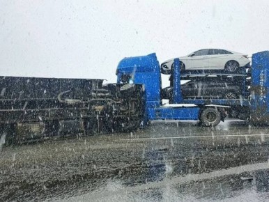 На трассе «Байкал» грузовик протаранил автовоз с 8 машинами