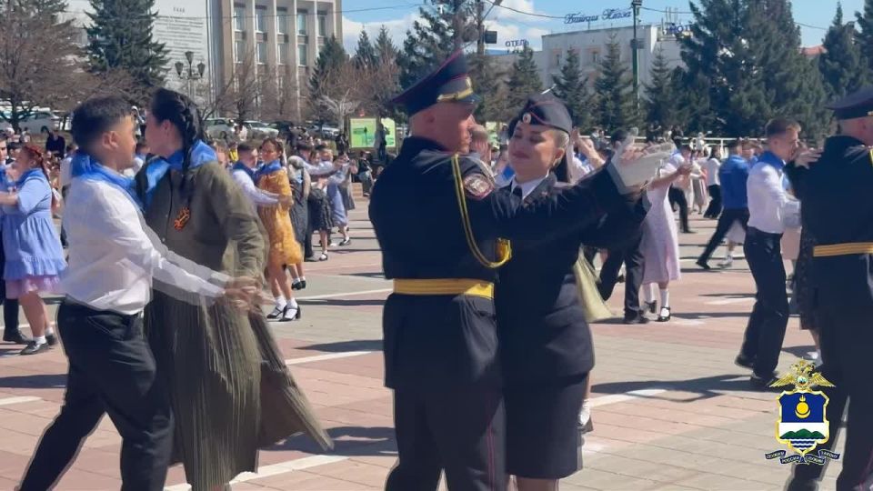 На главной площади Улан-Удэ состоялась масштабная акция «Вальс наследников Победы»