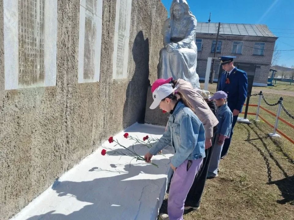 Прокуратура Джидинского района провела творческий конкурс рисунков среди воспитанников Центра социальной помощи семье и детям «Баяр», посвященный празднованию 81-годовщины Победы в Великой Отечественной войне Прокуратура Джидинского района провела творческий конкурс рисунков среди воспитанников Центра социальной помощи семье и детям «Баяр», посвященный празднованию 81-годовщины Победы в Великой Отечественной войне