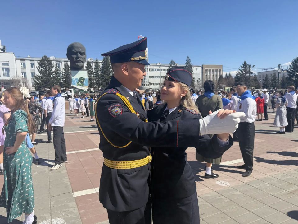 На главной площади Улан-Удэ состоялась масштабная акция «Вальс наследников Победы» На главной площади Улан-Удэ состоялась масштабная акция «Вальс наследников Победы»