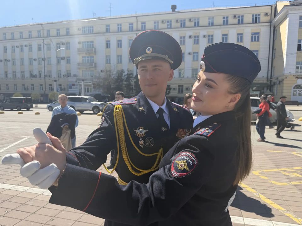 На главной площади Улан-Удэ состоялась масштабная акция «Вальс наследников Победы» На главной площади Улан-Удэ состоялась масштабная акция «Вальс наследников Победы»