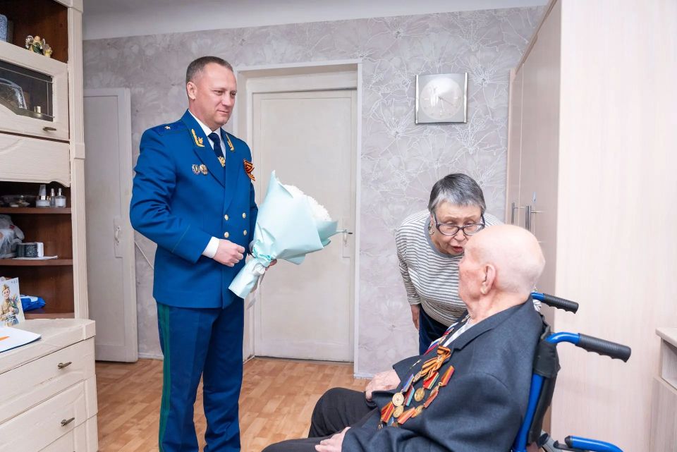 В преддверии празднования Дня Победы прокурор республики Михаил Филичев встретился с участником Великой Отечественной войны и тружениками тыла
