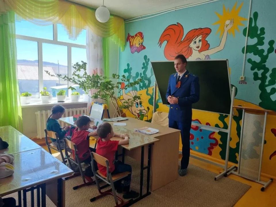 Прокуратура Джидинского района провела творческий конкурс рисунков среди воспитанников Центра социальной помощи семье и детям «Баяр», посвященный празднованию 81-годовщины Победы в Великой Отечественной войне Прокуратура Джидинского района провела творческий конкурс рисунков среди воспитанников Центра социальной помощи семье и детям «Баяр», посвященный празднованию 81-годовщины Победы в Великой Отечественной войне