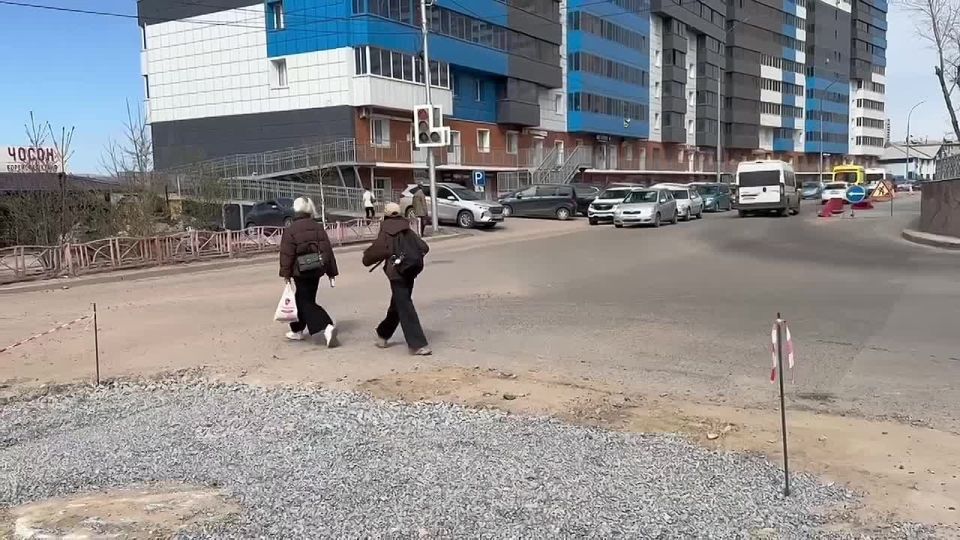Ура! Первый слой асфальта начнут укладывать на Смолина сегодня ночью