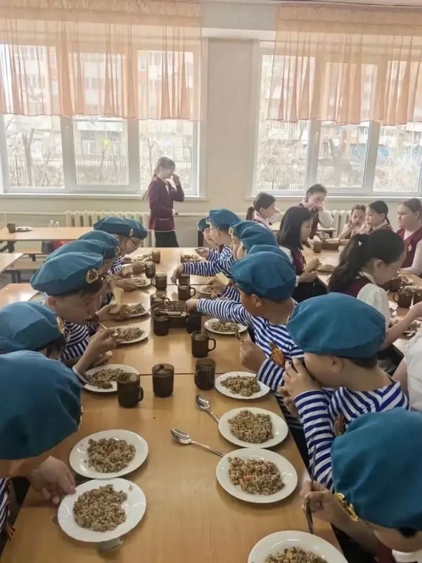 Солдатскую кашу попробовали школьники Улан-Удэ Солдатскую кашу попробовали школьники Улан-Удэ