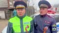 В Улан-Удэ инспекторы ДПС спасли людей и кота из горящего дома